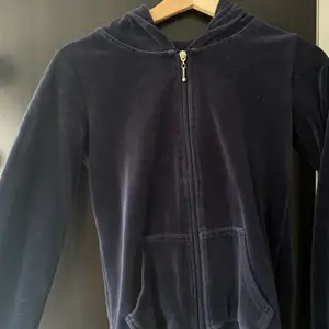 Zip hoodie från Cubus i mörkblå velour. Xs. 