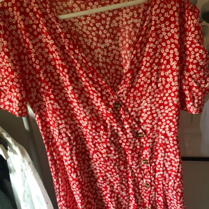 Röd och blommig klänning - Storlek S, röd-blommig. Knappt använd. 💗💕💘💕