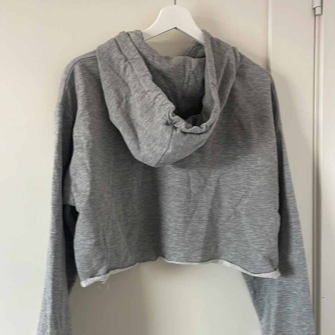 Croppad hoddie från cubus - 90