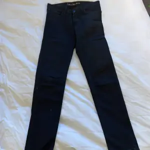 Svarta skinny jeans från Calvin. Skick 8/10 nypris 1000kr