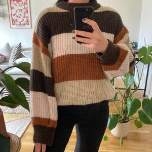 Stickad tröja från Monki - Stickad tröja från Monki i storlek XS (passar S också då jag är en S i vanliga fall). Använd kanske 2-3 gånger så den är i fint skick 🤠 