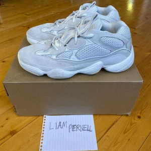 Yeezy 500 ”Bone White” stl 43 1/3 - Skorna är använda men de är i gott skick. Köpta 2019 på shelta, kvitto finns. Sitter lite tajt.