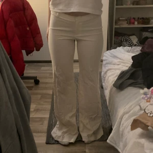 Lågmidjade kostymbyxor  - Jättefina ganska tunna kostymbyxor köpa på Humana i somras! De är lite för små för mig och för långa, är 164 och har storlek 36/38 i byxor