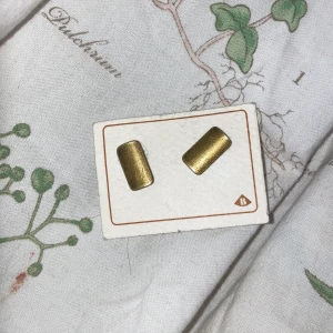 Örhängen❤️‍🔥 - Supergulliga guldfärgade örhängen, aldrig använda!