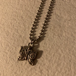 🦋Fjärils halsband🦋 - Så fint silvrigt fjärils halsband. Köparen står för frakt! 🦋
