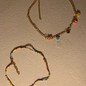 Två så söta halsband, ett guldigt och ett med pärlor. 10kr/styck men båda för 15kr. Köparen står för frakt! 🌸