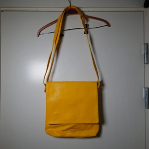 Gul väska, Don Donna - Gul väska med "lock" från Don Donna. Nyskick🌱