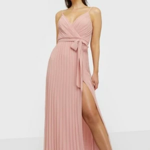 Balklänning  - Helt oanvänd med alla lappar kvar. Köpte till balen som sedan blev inställd. 