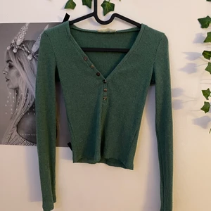Button up tröja från pull and bear! - Super finnoch skön tröja från pull and bear! O använd! Storlek M fast den är liten i storleken! 