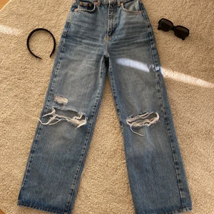 Mörkblåa håliga jeans från Gina tricot  - Jätte fina håliga jeans, men har inte riktigt kommit till användning för börjar bli för korta för mig, nyskick, aldrig använt utan bara testat 