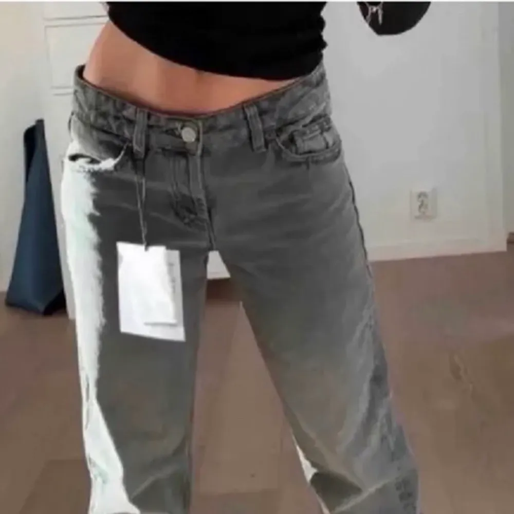 säljer dessa så Cilla jeans från zara som är lågmidjade. Den gamla modellen som inte går att få tag i längre som även är svårt eftertraktad. Köpta för ca 800kr här på plick, hör av er vid egna frågornoch bilder!❤️. Jeans & Byxor.