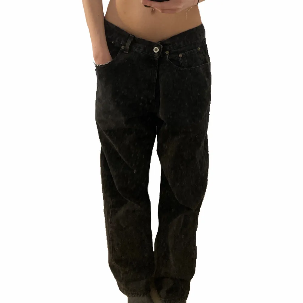 Svarta baggy jeans, väldigt för stora i midjan för mig som brukar ha S/36 men funkar med ett skärp. Står ingen storlek men gissar på W34L32 ungefär, jag är 176cm. Skriv om du har fler frågor, köparen står för frakt :). Jeans & Byxor.
