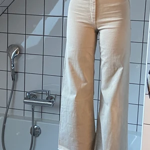Zara jeans beige  - Jättefina nästintill oanvända beiga jeans från zara. Strl 32. Nypris: 400kr mitt pris: 200kr