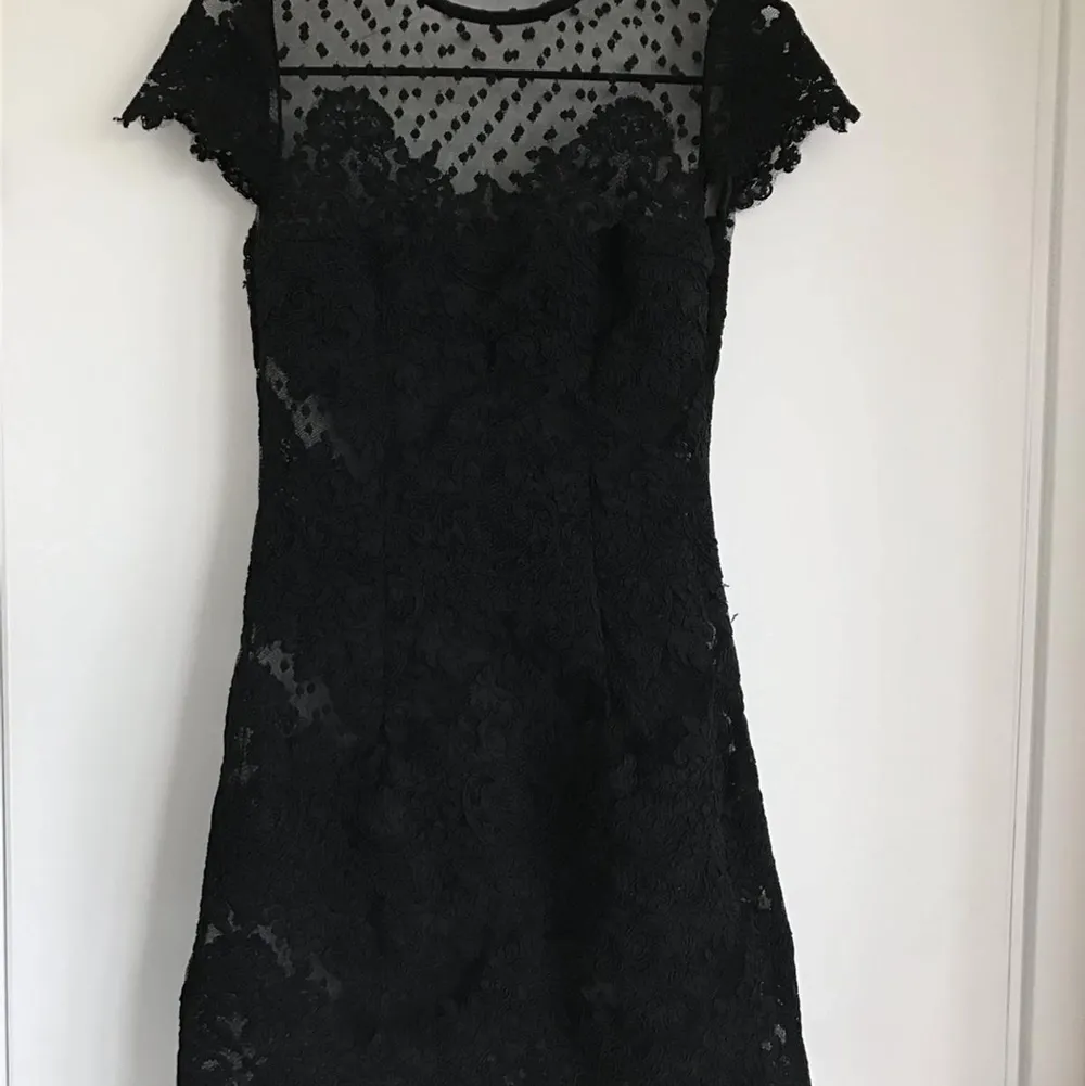 Säljer min svarta Ida Sjöstedt Paris dress ❤️ använd typ två gånger så den är i toppskick! . Klänningar.