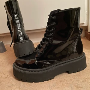 steve madden skylar booties - kängor från steve madden köpta från nelly.com. använda bara en gång. snyggt lackerade och sköna! 