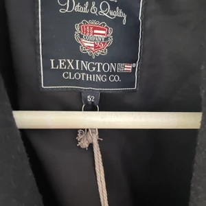 Lexington rock  - Ny helt oanvänd  mörkblå rock från Lexingron storlek 52