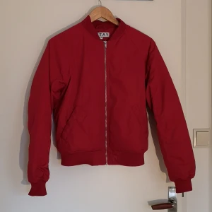 /Stay Bomberjacka strl M - Bomberjacka från /Stay, två ytterfickor som går att stänga, en innerficka. 