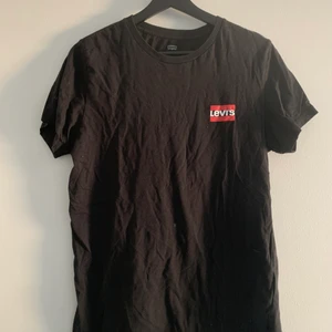 Levis t-shirts  - Svart och vit Levis t-shirst båda i storlek M