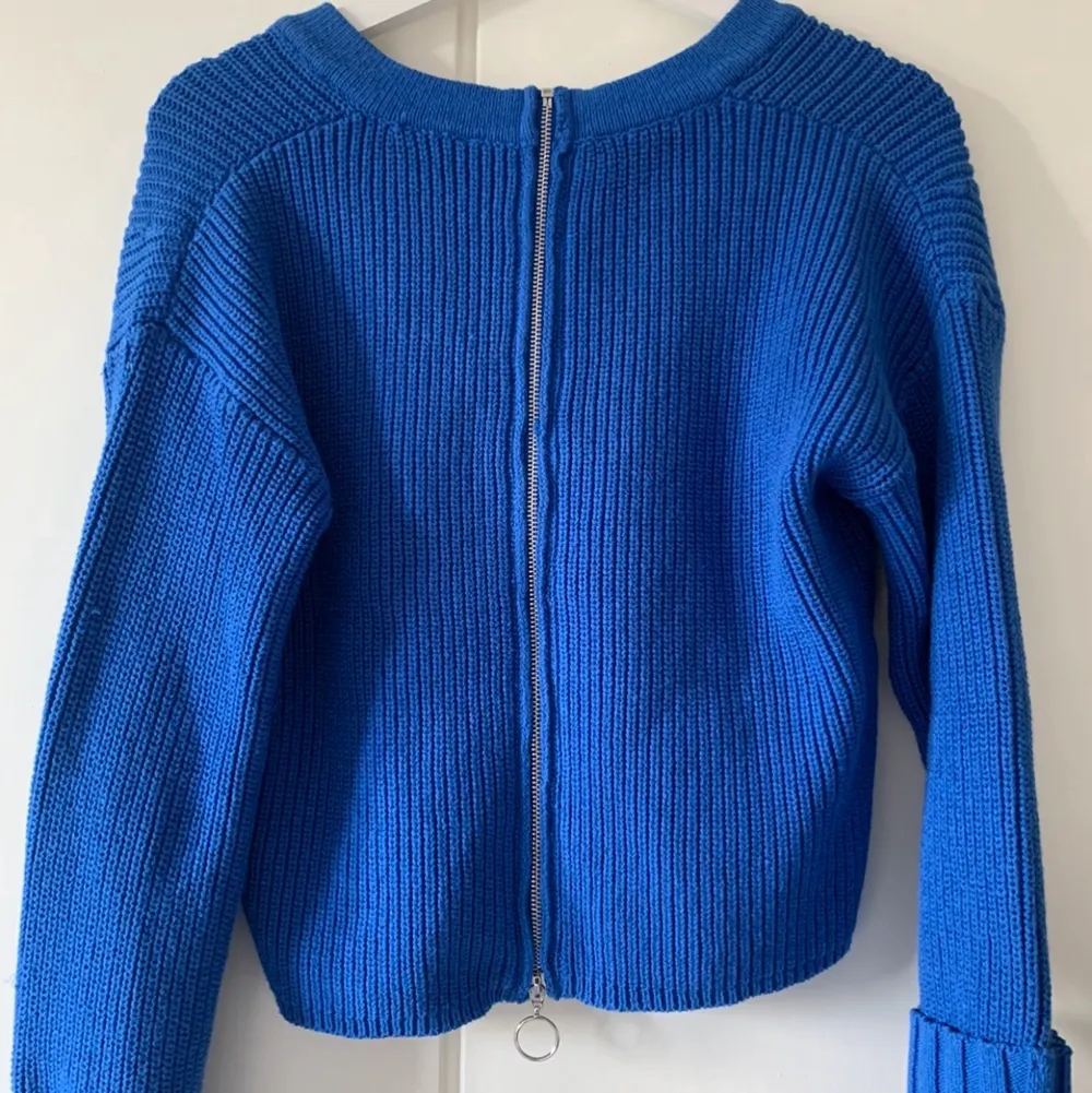 Supersnygg blå tröja från Lindex i storlek XS. Har en dragkedja i ryggen som går att dra hela vägen. Använd ett fåtal gånger. Säljer pga att den idag inte kommer till användning. Köp direkt för 120kr + frakt💕. Stickat.