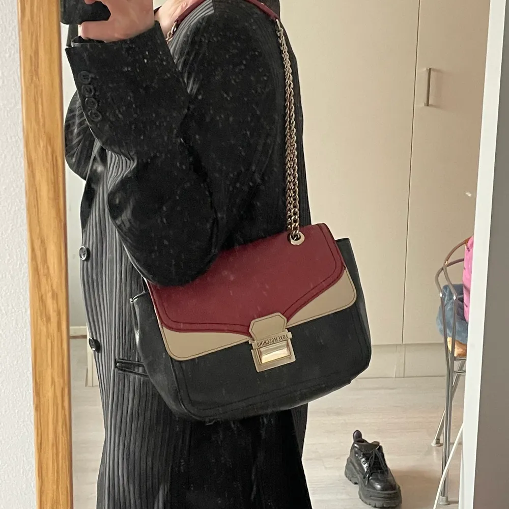 Så fin och speciell Love Moschino-väska i rött, vitt och svart läder!! Mittemellan storlek och går att ha som crossover om man vill. . Väskor.