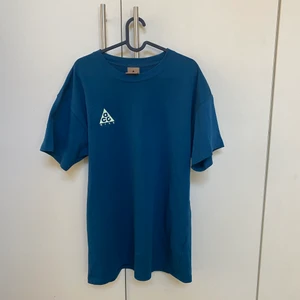 Acg Nike T-shirt  - Sjukt snygg tisha i bra skick från Acg Nike. Köpt i Stockholm för 500. Storlek Small men är stor i storleken.