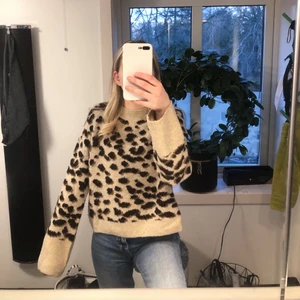 Stickad tröja från HM - Mönstrad stickad tröja i storlek XS, tröjan är från HM och är använd 3-4 gånger. Köparen står för tillkommande frakt. 