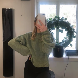 Stickad tröja från NA-KD - Jättefin grön stickad tröja från NA-KD, storlek XXS. Använd 2-3 gånger!