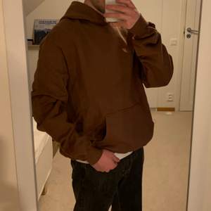 Snygg brun hoodie med boxy passform som köptes ny! Endast provad, mycket fin kvalitet 100% bomull. Säljer pga för stor storlek och krångel med returen :)