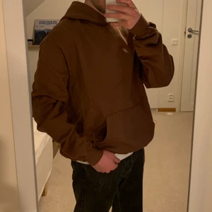 Brun oversized hoodie från Rue Porter - Snygg brun hoodie med boxy passform som köptes ny! Endast provad, mycket fin kvalitet 100% bomull. Säljer pga för stor storlek och krångel med returen :)