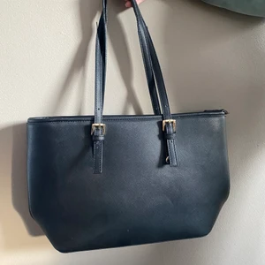 Väska🖤 - Super snygg väska. Axelbanden är något slitna (bild 3).  Priset är inklusive frakt 💓