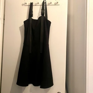 Klänning - Svart klänning från Current Mood med spännen på axelbanden. Endast provad och inte använd eftersom att den inte satt som jag ville. Köpt på DollsKill. 