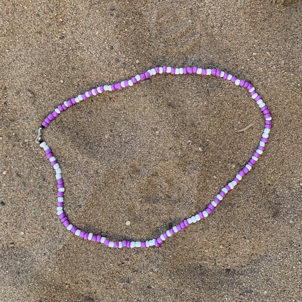 Lila-vitt halsband💜🤍 storlek pärlas utefter önskemål. För mer kolla in hannashoops.com 🦄 . Accessoarer.