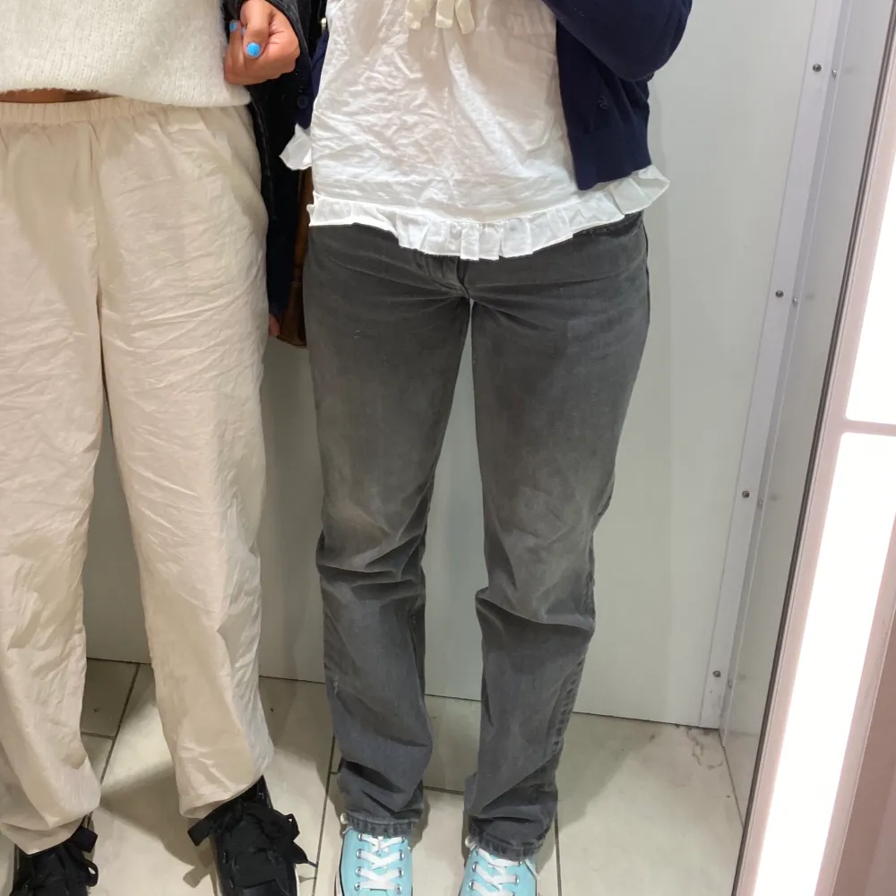 Intressekoll på mina favoritjeans från Zara som blivit försmå.🥲 Buda i kommentarerna eller köp direkt för 420kr + frakt💕. Jeans & Byxor.
