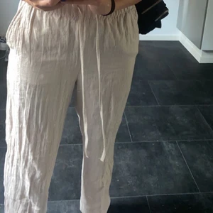 Linnebyxor från hm strl 32/34 - Linnebyxor från hm strl 32/34. Använda Max 4 gånger. Sitter bra på mig som är 165 men kommer inte komma till användning i sommar så jag säljer. 