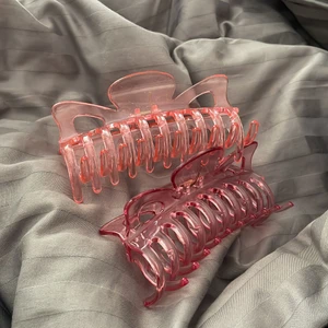 Stora hårklämmor - Säljer dessa 2 hårklämmor för 15kr styck eller 25kr för båda.