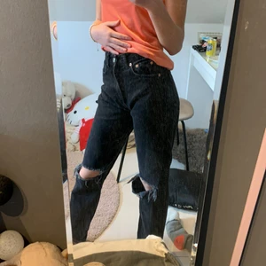 Jeans - Ett par jeans från Gina tricot, bra skick inte använda mycket, säljer nu eftersom att dem är för korta på mig som är 170. Kunden står för frakten!🫶🏼
