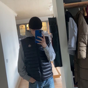 Moncler väst  - Moncler väst i bra skick 9/10 finns qr kod att skanna