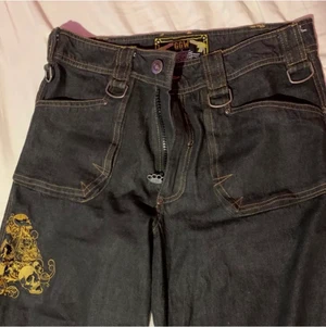 Gun gang wear baggy jeans - Säljer nu mina jätterare ggw (gun gang wear) byxor då dom var för stora för mig. De passar väldigt baggy, har coola märken och annat och är de ända byxorna i denna modellen som finns till salu. Fråga gärna om mer bilder