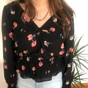 Blommig tröja från H&M - Tröjan är i fint skick bortsett från en liten tråd som sticker ut på sidan, men som inte är märkbart när den sitter på. Köpare står för frakten