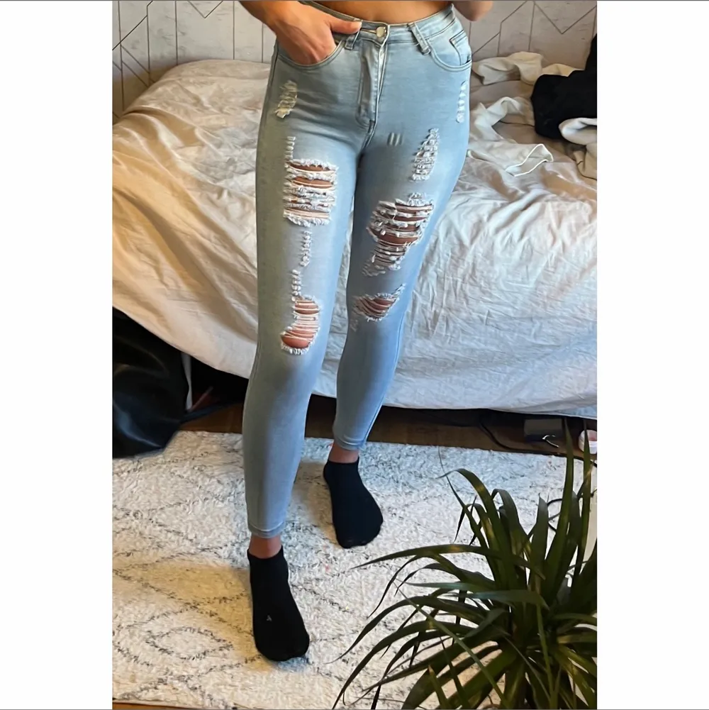 Blå slitna jeans . Jeans & Byxor.