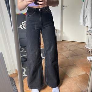svarta wide fit jeans från hm! I bra skick och säljer för att dem har blivit för små! 💓