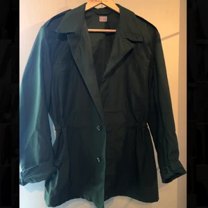 Militärgrön ocersized jacka  - Militärgrön oversized jacka. Dragsko i midjan 