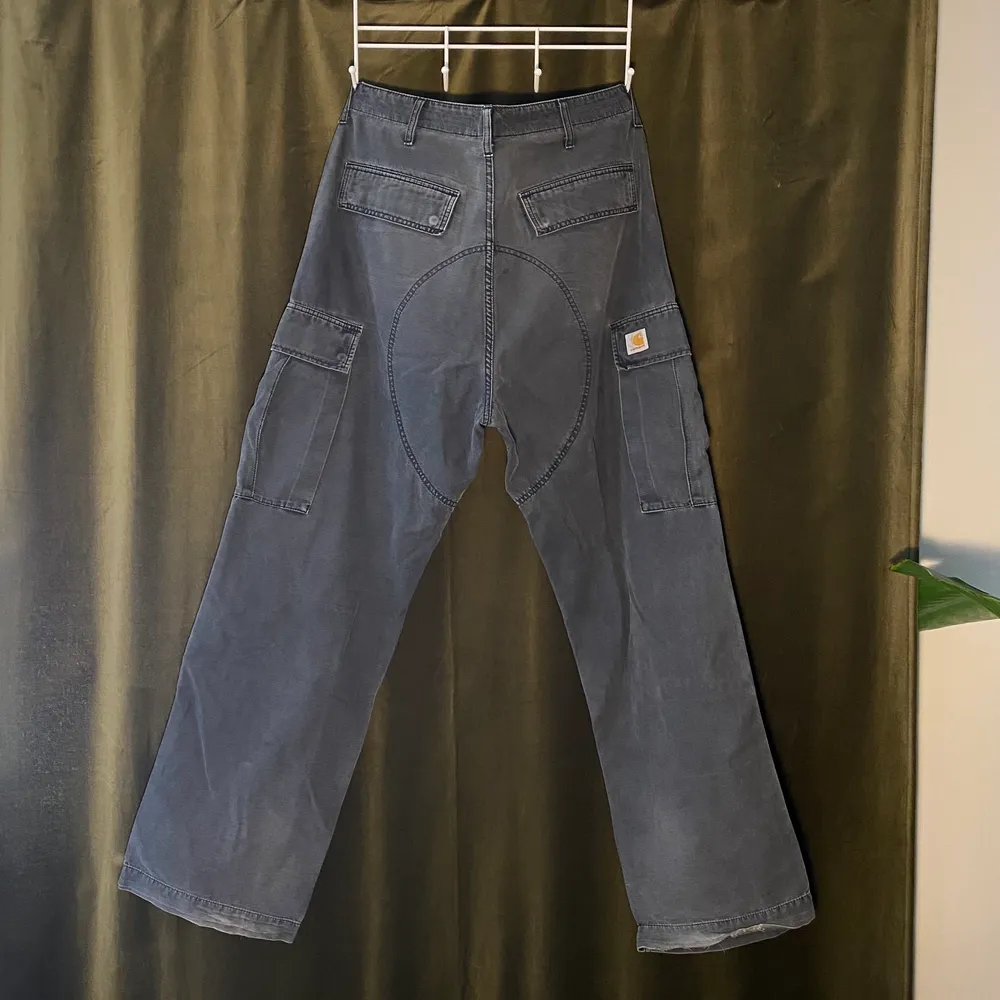 Redigt sköna Carhartt brallor, flitigt använda. Slitage finns på byxbenen och syns på tredje bilden, cond 7/10. Jeans & Byxor.