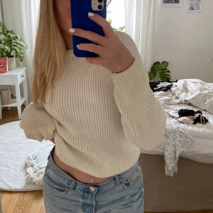 Stickadtröja  - Otroligt mjuk vit stickadtröja. Så bekväm och är perfekt till sena sommarkvällar!! Går att styla så fint 🤍☺️