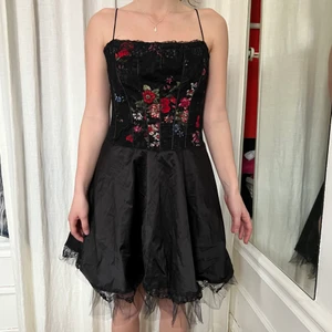 y2k blommig klänning - storlek: passar S och M. möts upp i stockholm eller fraktar. 🖤