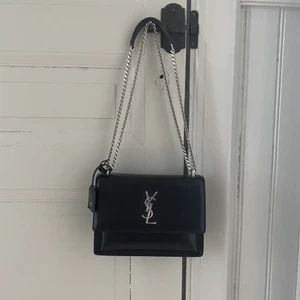 Saint Laurent Sunset medium - Säljer min väska från Sait Laurent. Skicket är som nytt, knappt använd. Dustbag, kartong och certifikat finns. 