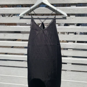 Svart satin klänning  - Klänning från NAKD aldrig använd 