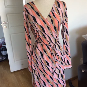 Michael Kors klänning - En underbar omlottklänning i härliga färger från Michael Kors. Storlek M , som skulle passa till en 36a/ mindre 40a. Fint skick.