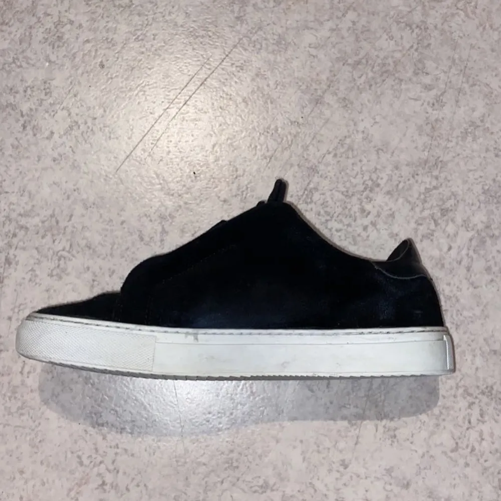 Säljer ett par ”Alex Arigato” - Clean 90 Zip Sneaker i storlek 40.  Skriv till mig om du vill köpa! ( Box och Påse, samt kvitto finns). Skor.