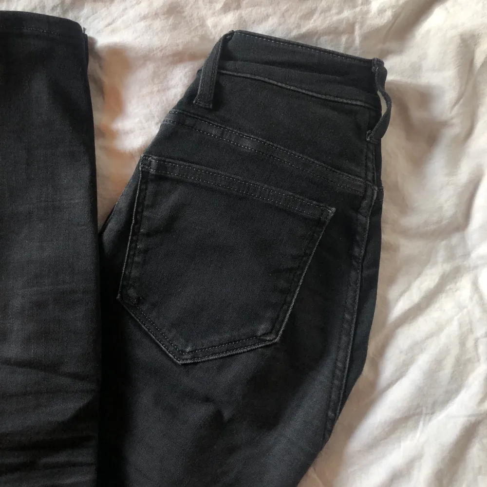 Svarta tajta jeans i storlek XS. Jeans & Byxor.